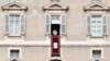 El Papa Francisco se dirige a los fieles desde la ventana del palacio apostólico con vista a la Plaza de San Pedro durante la oración semanal del Ángelus.