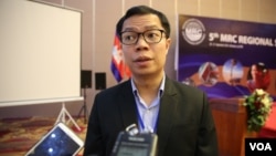 រូបឯកសារ៖ លោក Anoulak Kittikhoun​ នៅពេល​លោក​ជាអ្នកនាំពាក្យ​លេខាធិការដ្ឋាន​គណៈកម្ម​ការ​ទន្លេ​មេគង្គ​ថ្លែង​ជាមួយ​អ្នកសារព័ត៌មាន​កាលពីថ្ងៃទី​២០​ ខែ​កញ្ញា​ ឆ្នាំ​២០១៨​ នៅទីក្រុង​វៀងចន្ទន៍​ ប្រទេស​ឡាវ​។ (ហ៊ុល រស្មី​/វីអូអេ) 