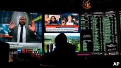 សវនាការ​សាធារណៈ​ជា​លើក​ដំបូង​លើ​ការ​​​ស៊ើបអង្កេត​ដើម្បី​ចោទប្រកាន់​ទម្លាក់​ប្រធានាធិបតី​ ដូណាល់ ត្រាំ ត្រូវ​បាន​គេ​ចាក់ផ្សាយ​នៅ​លើ​កញ្ចក់​ទូរទស្សន៍​នៅ​ក្នុង​សណ្ឋាគារ Westgate ក្នុង​ក្រុង Las Vegas កាលពី​ថ្ងៃទី១៣ ខែវិច្ឆិកា ឆ្នាំ២០១៩។