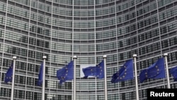 Bendera Uni Eropa terlihat di luar markas Komisi Eropa di Brussels (Foto: dok). Uni Eropa akan meninjau kembali hubungannya dengan Mesir, menyusul kekerasan yang berlangsung di wilayah tersebut.