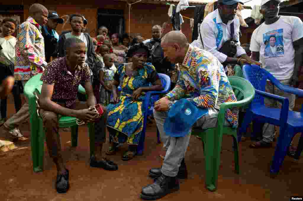 Mgombea kiti cha rais wa DRC, Moise Katumbi akitembelea familia wakati wa kampeni yake mjini Butembo