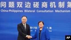 테레사 라자로(오른쪽) 필리핀 외무부 차관과 눙룽 중국 외교부 부장조리가 17일 상하이에서 회동하고 있다.
