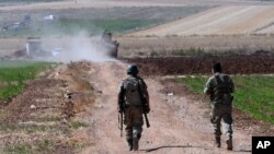 Tentara Turki melakukan patroli di desa Elbeyli, dekat kota Kilis, Turki selatan (foto: dok).