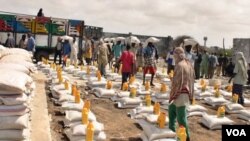 Para pekerja sosial PBB di Somalia menyiapkan bantuan bahan pangan di kompleks PBB di Mogadishu (25/7).