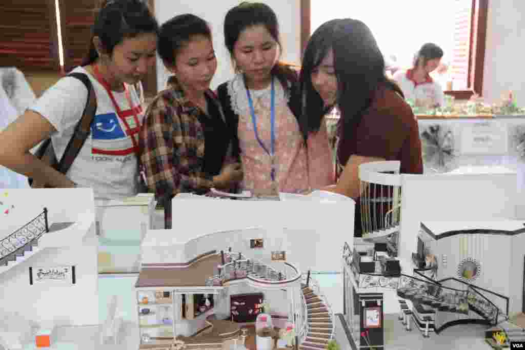 អ្នក​ចូល​រូម​មើល​ស្នាដៃ​សិល្បៈ​របស់​និស្សិត​មហាវិទ្យាល័យ​ស្ថាបត្យកម្ម​និង​នគរោបនីយកម្ម​ នៅ​ក្នុងពិធី​តាំង​ពិព័រណ៌​ &laquo;ទេព​កោសល្យ​និង​ស្នាដៃ&raquo; ក្នុង​សាលក​វិទ្យាល័យ​ភូមិន្ទ​វិចិត្រ​សិល្បៈ កាល​ពី​ថ្ងៃ​ទី​៧​ ខែ​មេសា​ ឆ្នាំ​២០១៥។ (នូវ​ ពៅ​លក្ខិណា/VOA)