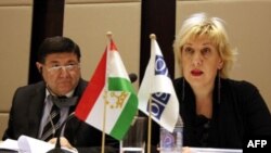 Yevropada Xavfsizlik va Hamkorlik Tashkilotining matbuot erkinligi bo'yicha vakili Dunya Miyatovich Dushanbeda (Tojikiston), 29-noyabr, 2011-yil