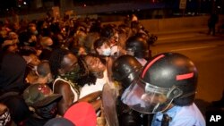 ប៉ូលិសប៉ះទង្គិចជាមួយនឹងបាតុករអំឡុងពេលបាតុកម្មនៅរដ្ឋ Louisiana កាលពីថ្ងៃទី០៣ ខែមិថុនា ឆ្នាំ២០២០។ 