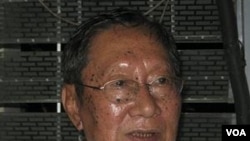 Nyan Win, pengacara pemimpin oposisi Birma, Aung San Suu Kyi, saat berbicara kepada media hari ini.