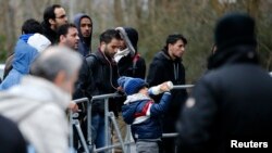 Para migran menunggu pendaftaran di depan Kantor Federal Migrasi dan Pengungsi di distrik Spandau, Berlin, Jerman, 29 Januari 2016.