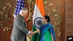印度外长斯瓦拉杰在新德里与到访的美国国务卿蒂勒森握手。（2017年10月25日）