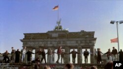 L&#39;eau de Flint, symbolisé par son chateau d&#39;eau dans la presse, est tellement corrosive qu&#39;elle a rongé des conduites en plomb du réseau de distribution, exposant les citoyens au saturnisme, et corrodé les pièces des voitures de l&#39;usine du constructeur General Motors. (VOA / Nastasia Peteuil)