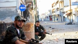 Tentara pemberontak Suriah melakukan patroli atas jalanan di kota Qusair (foto: dok). 