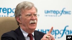 លោក John Bolton ថ្លែង​ទៅ​កាន់​សារព័ត៌មាន បន្ទាប់​ពី​កិច្ចប្រជុំ​របស់​លោក​ជាមួយ​នឹង​លោក​ប្រធានាធិបតី​រុស្ស៊ី Vladimir Putin នៅ​ក្នុង​ក្រុង​មូស្គូ ប្រទេស​រុស្ស៊ី កាលពី​ថ្ងៃទី២៧ ខែមិថុនា ឆ្នាំ២០១៨។