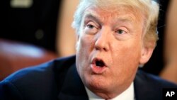 도널드 트럼프 대통령이 지난 1일 워싱턴 백악관에서 최근 발생한 사우스웨스트 항공 비상착륙사고 당시 탑승 승무원과 승객을 초대한 자리에서 발언하고 있다.