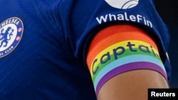 FIFA mengancam akan mengeluarkan kartu kuning kepada pemain yang mengenakan armband berwarna-warni (warna pelangi) pada Piala Dunia 2022 di Qatar (foto: ilustrasi). 