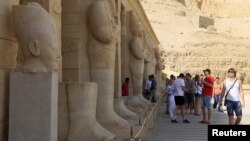 Para wisatawan di Kuil Hatshepsut, Luxor, Mesir (Foto: dok). Mesir menegur Kedutaan Amerika di Kairo karena mengeluarkan peringatan perjalanan bagi warga Amerika agar menghindari pertemuan massal dan tempat-tempat umum terkait “kemungkinan masalah keamanan'' di negara itu.