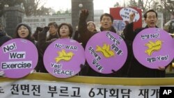 Anti-war activists attend a rally opposing South Korea's planned firing drill on Yeonpyeong Island, in front of the defense ministry in Seoul, 20 Dec, 2010.