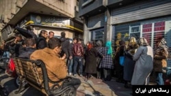 همزمان با افزایش نرخ دلار در ایران، متقاضیان برای دریافت ارز با دشواری روبرو هستند، با این حال شرکت هایی که عموما با رانت ارز گرفته‌اند از ورود ارز صادراتی خود به بازار خوددداری می‌کنند