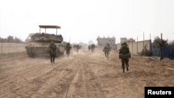 이스라엘군 장병들이 가자지구에서 작전하고 있다. 이스라엘방위군(IDF)이 23일 공개한 사진.
