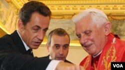 Presiden Perancis Nicolas Sarkozy bertukar hadiah dengan Paus Benediktus XVI dalam kunjungan ke Vatikan kemarin, 8 Oktober 2010.