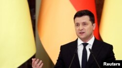 볼로디미르 젤렌스키 우크라이나 대통령이 14일 키예프에서 기자회견하고 있다.