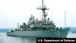 미 해군의 어벤저급 기뢰대항함인 USS 워리어가 일본 사세보 해군기지 주변 바다에서 기동하고 있다.