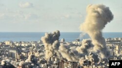 Чад се издига над јужните предградија на Бејрут по израелскиот воздушен напад на 26 ноември 2024 година.