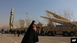 Warga melihat berbagai rudal yang ditampilkan dalam pameran rudal oleh paramiliter Garda Revolusi Iran di Teheran (foto: ilustrasi). 