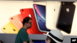 Suasana di sebuah toko Apple di Beijing, China, 10 Mei 2019. (Foto: dok).