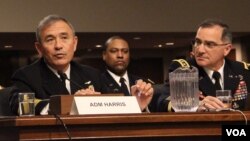 해리 해리스 미 태평양사령관(왼쪽)이 23일 상원 군사위원회 청문회에서 증언하고 있다. 오른쪽은 커티스 스캐퍼로티 주한미군사령관. 사진 = 이지현 VOA 인턴기자.