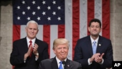 Presiden Donald Trump ketika menyampaikan pidato kenegaraan (SOTU) pertamanya di Kongres, Selasa, 30 Januari 2018 di Washington, disaksikan oleh Wakil Presiden Mike Pence dan Ketua DPR Paul Ryan. 