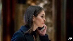 អ្នកនាង Hope Hicks ដែល​ជា​មន្ត្រី​ទទួល​បន្ទុក​ខាង​សារព័ត៌មាន​នៃ​យុទ្ធនាការ​ឃោសនា​បោះឆ្នោត​របស់​លោក​ប្រធានាធិបតី ដូណាល់ ត្រាំ​ ទៅ​ដល់​អគារ Trump Tower នៅ​ក្នុង​ក្រុង​ញូវយ៉ក កាលពី​ថ្ងៃទី១៦ ខែមករា ឆ្នាំ២០១៧។