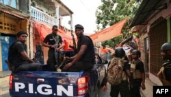 Des membres des forces armées des Comores patrouillent la "Médina" à la recherche d'armes et d'hommes armés à Mutsamudu, sur l'île d'Anjouan, le 20 octobre 2018.