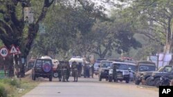 Les forces de l'ordre établissent un périmètre de sécurité autour d'un bâtiment lors d'un raid militaire anti-djihadiste dans la ville de Sylhet, dans l'est du Bangladesh, le lundi 27 mars 2017.