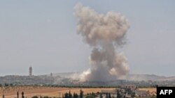 시리아 반군 점령지역인 시리아 이들리브 주 히쉬 마을 인근에서 19일 정부군의 공습이 있은 후 연기가 상공으로 치솟고 있다. 