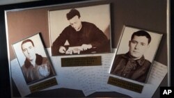 북한이 나포한 미 해군 정보수집함 푸에블로호 내부에 승조원들의 사진이 붙어있다.