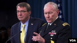 美国国防部长卡特(左)和参联会主席邓普西将军在五角大楼的新闻发布会上。（2015年7月1日）