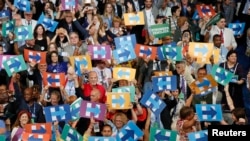 在希拉里被提名为民主党总统候选人之后，代表们手举支持希拉里的牌子（2016年7月26日）
