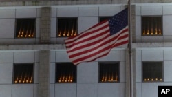 资料照片: 2024年6月4日纪念中国天安门广场镇压35周年，美国驻香港领事馆窗户内点燃蜡烛。