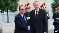 French President Francois Hollande (l) welcomes Turkish President Recep Tayyip Erdogan at the Elysee Palace in Paris, Oct.31, 2014. 