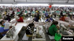រូបឯកសារ៖ កម្មកររោងចក្រ​កាត់ដេរ​កំពុង​ដេរ​សម្លៀកបំពាក់​ក្នុង​រោងចក្រ​មួយ​សម្រាប់​ផ្គត់ផ្គង់​ឲ្យ​ក្រុមហ៊ុន​សម្លៀកបំពាក់​ម៉ាក H&M ខេត្ត​កណ្ដាល ថ្ងៃ​ទី១២ ខែធ្នូ ឆ្នាំ​២០១៨។ REUTERS/Samrang Pring/File Photo