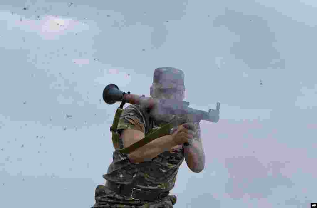 Ukraina sharqidagi jangari yuqori qavatli imoratning tomidan turib nishonga olmoqda, Lugansk chekkasi, Ukraina, 3-iyun, 2014-yil