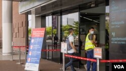 អ្នក​ដំណើរ​ដើរ​ចូល​ក្នុង​អាកាសយានដ្ឋាន​អន្តរជាតិ​ភ្នំពេញ ​អំឡុង​ពេល​មាន​ជំងឺរាតត្បាត​កូវីដ១៩ ក្នុង​ទីក្រុង​ភ្នំពេញ ប្រទេស​កម្ពុជា​ កាលពី​ថ្ងៃទី​២៩ ខែឧសភា ឆ្នាំ២០២០។ (ទុំ ម្លិះ/VOA)