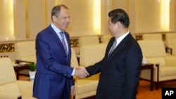 4月15日到访的俄罗斯外长拉夫罗夫在北京人民大会堂与中国国家主席习近平举行会谈