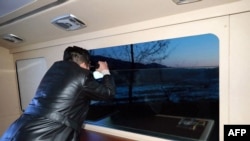 김정은 북한 국무위원장이 지난 11일 전용열차에서 창문 너머로 '극초음속 미사일' 시험 발사 현장을 참관하고 있다. 조선중앙통신이 다음날 공개한 사진. 