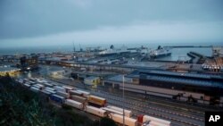Kamioni čekaju da se ukrcaju u trajekte u luci Dover, 1. februara 2020. 