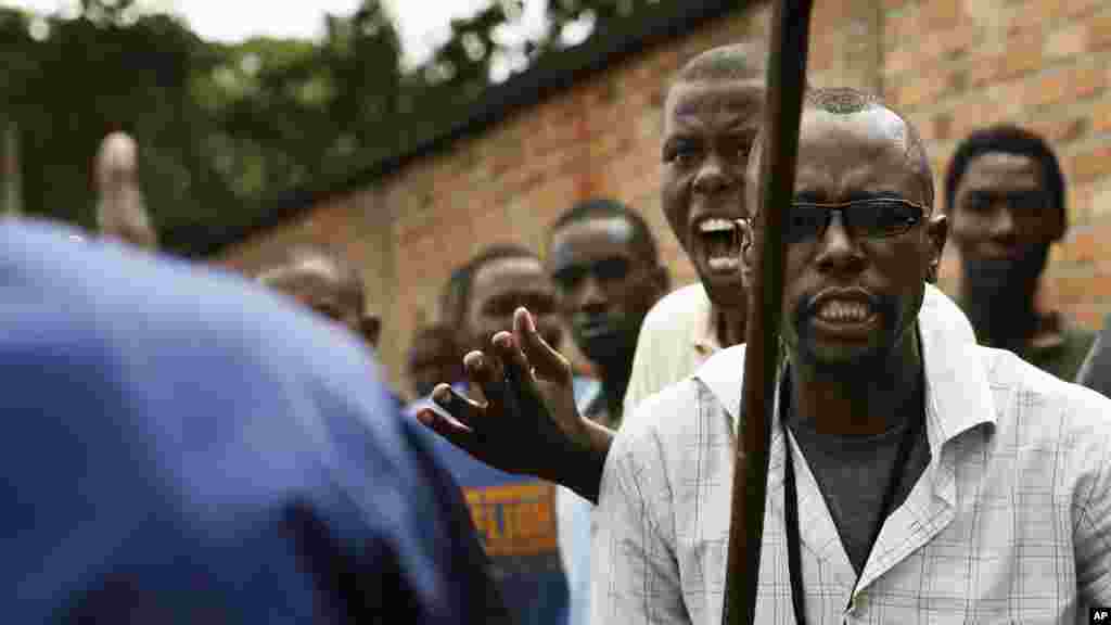 Des manifestants crient contre la police anti-émeute dans le quartier de Nyakabiga, à Bujumbura, Burundi, lundi 4 mai 2015.