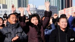 북한이 대륙간탄도미사일(ICBM)인 ‘화성-15형’ 을 발사한 29일 평양 기차역에 설치된 대형스크린을 통해 소식을 접한 북한 주민들이 환호하고 있다.