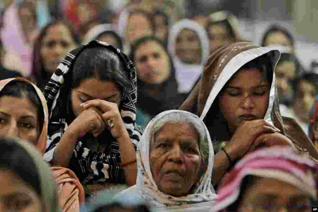 Pakistani Christians pray for the recovery of Malala Yousufzai at the Sacred Heart Cathedral Church in Lahore, Pakistan, October 14, 2012. 