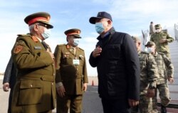Menteri Pertahanan Turki Hulusi Akar (tengah) dan seorang Jenderal Turki (kiri) disambut oleh pejabat militer Libya di Tripoli, dalam kunjungan akhir tahun lalu (26/12).
